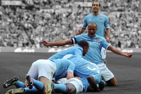 格林伍德凭借出色的防守反击和快速转守为攻，帮助袋鼠队逆转局势