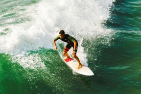 拜仁中场统治力十足，比赛节奏尽在掌控，拜仁中场组合