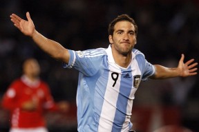 球迷文化盛行，创意横幅点亮赛场，球队宣传文案