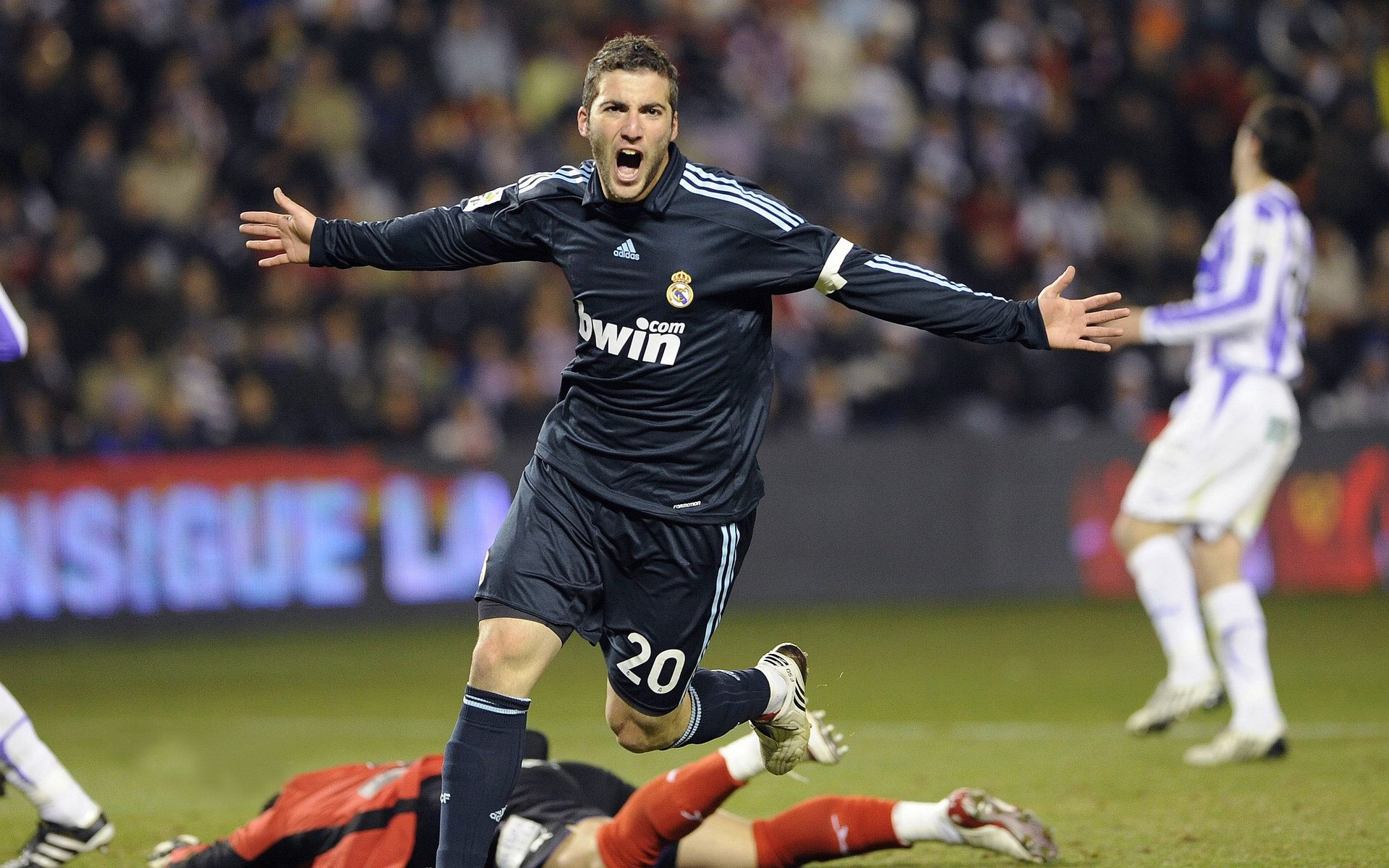 林丹指导青少年训练亲自示范动作，林丹发力